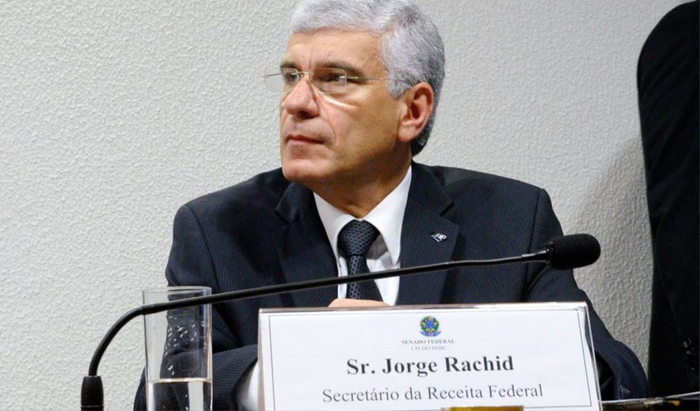 "Temos condições de identificar algo em torno de 100 contribuintes que realmente são de interesse do Fisco, mas para tanto a Receita precisa ter informações autênticas da base de dados", afirmou o secretário da Receita Federal, Jorge Rachid, durante sessão da CPI do HSBC; ele também informou que uma missão da Receita já está em território francês para levantar informações sobre o caso e que, apesar de todo o esforço conjunto das autoridades, as movimentações financeiras ilícitas continuam sendo "difíceis de serem detectadas" (Foto: Paulo Emílio) "Temos condições de identificar algo em torno de 100 contribuintes que realmente são de interesse do Fisco, mas para tanto a Receita precisa ter informações autênticas da base de dados", afirmou o secretário da Receita Federal, Jorge Rachid, durante sessão da CPI do HSBC; ele também informou que uma missão da Receita já está em território francês para levantar informações sobre o caso e que, apesar de todo o esforço conjunto das autoridades, as movimentações financeiras ilícitas continuam sendo "difíceis de serem detectadas"
