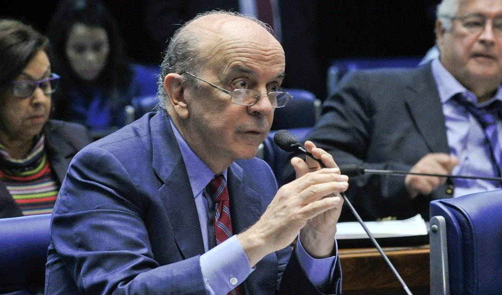 Senador José Serra (PSDB-SP) voltou a refutar as acusações de que estaria defendendo o interesse de grandes corporações com a proposta que libera a Petrobras da função de operadora única do pré-sal e defendeu que é uma "medida patriótica" para fortalecer a estatal; "O projeto única e exclusivamente retira a obrigatoriedade da Petrobras estar presente em todos os poços e de bancar 30% do investimento", afirmou, durante sessão temática para discutir o tema (Foto: Aquiles Lins) Senador José Serra (PSDB-SP) voltou a refutar as acusações de que estaria defendendo o interesse de grandes corporações com a proposta que libera a Petrobras da função de operadora única do pré-sal e defendeu que é uma "medida patriótica" para fortalecer a estatal; "O projeto única e exclusivamente retira a obrigatoriedade da Petrobras estar presente em todos os poços e de bancar 30% do investimento", afirmou, durante sessão temática para discutir o tema