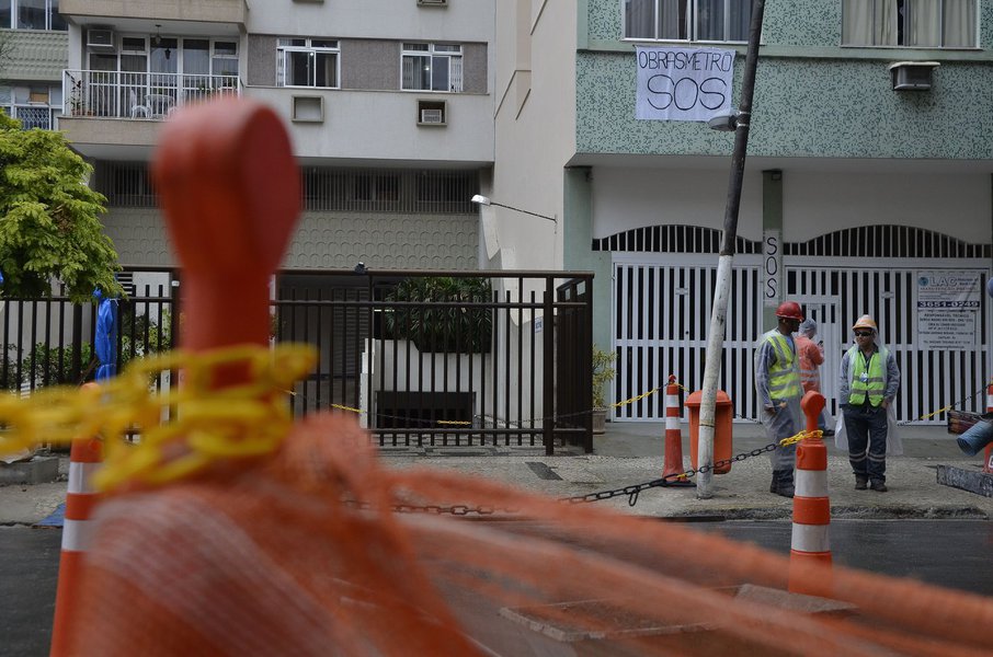 Acidente ocorreu nesta sexta-feira 30 nas obras da Linha 4 do Metrô, em Copacabana, zona sul do Rio; consórcio informou que a vítima fazia parte da equipe de manutenção de redes de utilidade interna da obra. O homem chegou a ser levado para o Hospital São Lucas, mas não resistiu aos ferimentos (Foto: Gisele Federicce) Acidente ocorreu nesta sexta-feira 30 nas obras da Linha 4 do Metrô, em Copacabana, zona sul do Rio; consórcio informou que a vítima fazia parte da equipe de manutenção de redes de utilidade interna da obra. O homem chegou a ser levado para o Hospital São Lucas, mas não resistiu aos ferimentos