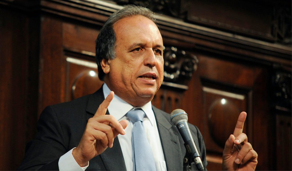 O governador do Rio de Janeiro, Luiz Fernando Pezão (PSDB), disse se sentir "julgado e condenado" em função das acusações feitas pelo ex-diretor da Petrobras Paulo Roberto Costa, que o acusou de ter recebido R$ 30 milhões para ser utilizado no caixa 2 de campanhas eleitorais; "Tenho 32 anos de carreira pública e lamento muito ter de passar por esse tipo de exposição. Já fui julgado e condenado e só agora vão me dar o direito de defesa", afirmou (Foto: Paulo Emílio) O governador do Rio de Janeiro, Luiz Fernando Pezão (PSDB), disse se sentir "julgado e condenado" em função das acusações feitas pelo ex-diretor da Petrobras Paulo Roberto Costa, que o acusou de ter recebido R$ 30 milhões para ser utilizado no caixa 2 de campanhas eleitorais; "Tenho 32 anos de carreira pública e lamento muito ter de passar por esse tipo de exposição. Já fui julgado e condenado e só agora vão me dar o direito de defesa", afirmou
