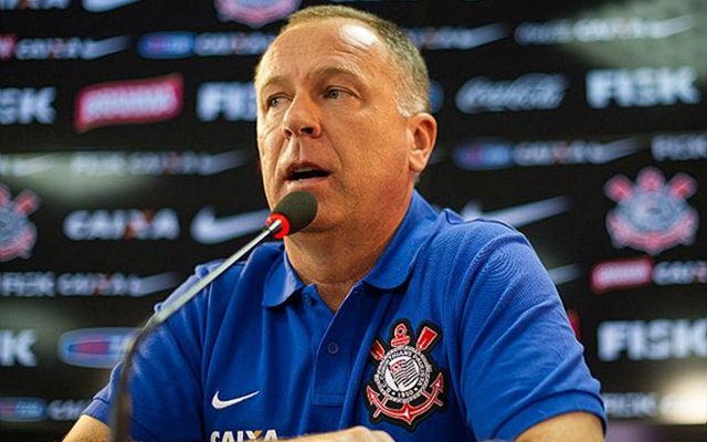 "Não tem cabimento o Guerrero jogar no Peru, à noite, e nós levarmos ele para Belém do Pará. Não faremos isso, porque depois teremos também três jogos importantíssimos e não podemos perder um jogador com ele arriscando tudo, podendo lesioná-lo. Eu não faço isso, não fiz lá atrás e não vou fazer agora", destacou Mano (Foto: Luis Mauro Queiroz) "Não tem cabimento o Guerrero jogar no Peru, à noite, e nós levarmos ele para Belém do Pará. Não faremos isso, porque depois teremos também três jogos importantíssimos e não podemos perder um jogador com ele arriscando tudo, podendo lesioná-lo. Eu não faço isso, não fiz lá atrás e não vou fazer agora", destacou Mano
