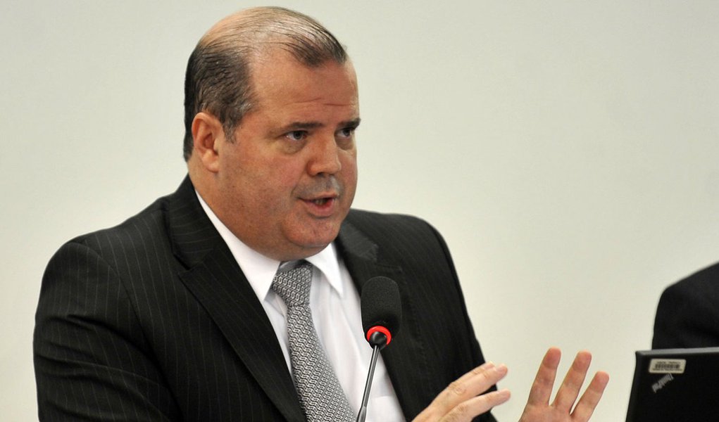 "A inflação veio para baixo do que foi em 2012. Tivemos aí um desafio grande e nos últimos cinco meses temos conseguido trazer a inflação acumulada em 12 meses para baixo. Esse processo vai continuar", afirmou o presidente do Banco Central, Alexandre Tombini; para fazer a inflação recuar, a autoridade monetária deu início em abril a um ciclo de aperto monetário, retirando a Selic da mínima histórica de 7,25% para 10% em novembro, e manteve os sinais de que o movimento ainda não vai parar (Foto: Valter Lima) "A inflação veio para baixo do que foi em 2012. Tivemos aí um desafio grande e nos últimos cinco meses temos conseguido trazer a inflação acumulada em 12 meses para baixo. Esse processo vai continuar", afirmou o presidente do Banco Central, Alexandre Tombini; para fazer a inflação recuar, a autoridade monetária deu início em abril a um ciclo de aperto monetário, retirando a Selic da mínima histórica de 7,25% para 10% em novembro, e manteve os sinais de que o movimento ainda não vai parar