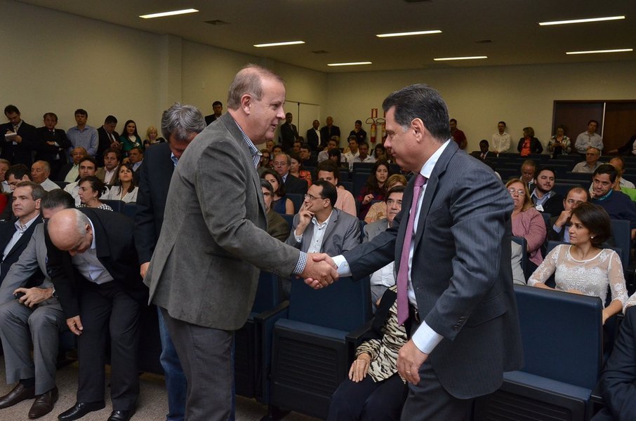 Prefeito petista retribui tratamento republicano dado por Marconi a Dilma ao elogiar construção do Hugol, mais importante obra do governo estadual edificada justamente na região Noroeste, reduto eleitoral de Iris Rezende; aproximação com o governador tucano é resposta imediata ao PMDB, que monta seu palanque para o oposicionista Ronaldo Caiado bater duro no governo petista de Brasília (Foto: José Barbacena) Prefeito petista retribui tratamento republicano dado por Marconi a Dilma ao elogiar construção do Hugol, mais importante obra do governo estadual edificada justamente na região Noroeste, reduto eleitoral de Iris Rezende; aproximação com o governador tucano é resposta imediata ao PMDB, que monta seu palanque para o oposicionista Ronaldo Caiado bater duro no governo petista de Brasília