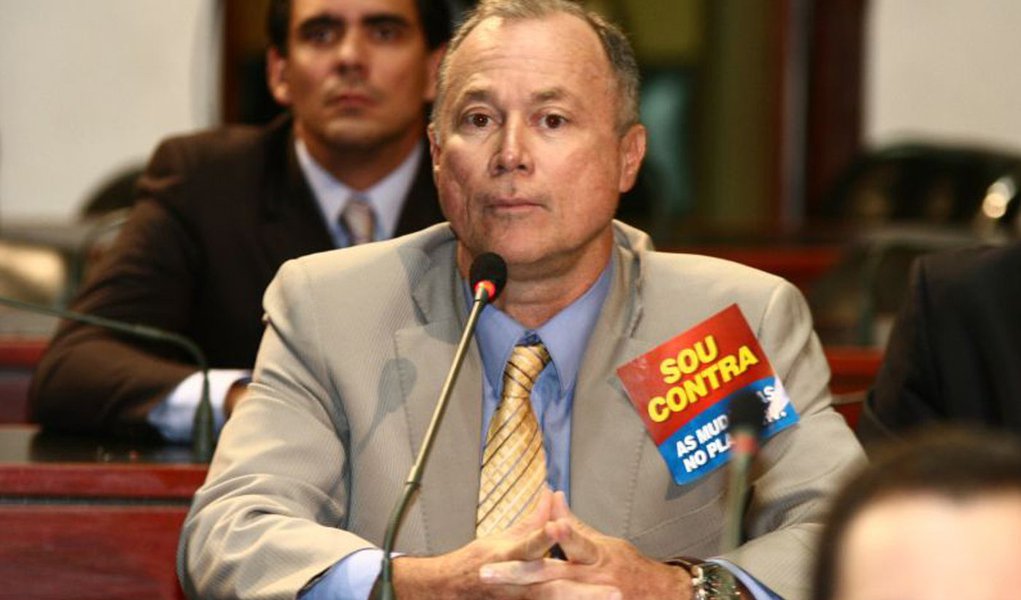 A oposição na Assembleia Legislativa ainda não se deu por vencida com relação à Proposta de Emenda Constitucional (PEC) 136/2014, que antecipa recursos dos royalties do petróleo para serem aplicados em fundos de previdência estadual, já aprovado em segundo turno no plenário; bancada promete travar batalha com o governo no plenário na próxima terça-feira, com projeto de lei que visa autorizar a operação bancária para adiantamento das verbas (Foto: Romulo Faro) A oposição na Assembleia Legislativa ainda não se deu por vencida com relação à Proposta de Emenda Constitucional (PEC) 136/2014, que antecipa recursos dos royalties do petróleo para serem aplicados em fundos de previdência estadual, já aprovado em segundo turno no plenário; bancada promete travar batalha com o governo no plenário na próxima terça-feira, com projeto de lei que visa autorizar a operação bancária para adiantamento das verbas