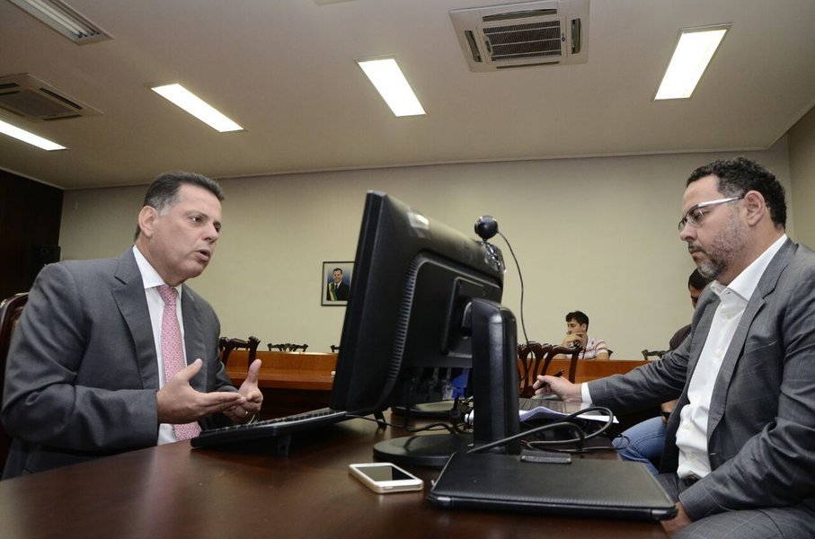 No bate-papo ao vivo com internautas, na manhã desta sexta, governador voltou a ressaltar avanços de Goiás nas áreas de educação, saúde e economia; "Nos últimos 10 anos Goiás acabou se transformando no Estado que mais diminui a diferença entre pobres e ricos. O crescimento na renda dos mais pobres se deu pelo crédito produtivo, ou seja, empregos consistentes"; nesta semana, Marconi recebeu o empresário Jorge Gerdau, fundador do Movimento Brasil Competitivo (MBC); Estado é hoje o 9º colocado no ranking da competitividade, mas Marconi diz já trabalhar para que, em três anos, Goiás fique entre os três primeiros, aumentando a produtividade nos setores públicos e privado (Foto: José Barbacena) No bate-papo ao vivo com internautas, na manhã desta sexta, governador voltou a ressaltar avanços de Goiás nas áreas de educação, saúde e economia; "Nos últimos 10 anos Goiás acabou se transformando no Estado que mais diminui a diferença entre pobres e ricos. O crescimento na renda dos mais pobres se deu pelo crédito produtivo, ou seja, empregos consistentes"; nesta semana, Marconi recebeu o empresário Jorge Gerdau, fundador do Movimento Brasil Competitivo (MBC); Estado é hoje o 9º colocado no ranking da competitividade, mas Marconi diz já trabalhar para que, em três anos, Goiás fique entre os três primeiros, aumentando a produtividade nos setores públicos e privado