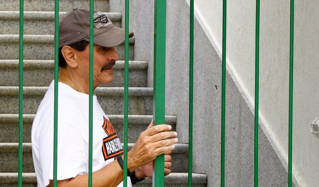 "Toda expectativa gera sofrimento. Estou fora disso", disse o ex-deputado; ele foi condenado a 7 anos e 14 dias de detenção na AP 470, mas ainda aguarda a determinação do presidente do STF, Joaquim Barbosa, para cumprir a pena em regime semiaberto na cadeia ou domiciliar, por restrições médicas; Jefferson critica a imprensa por tirar a naturalidade da sua vida e diz que menu de nutróloga foi divulgado para desqualificar o pedido de prisão domiciliar: "nem como salmão defumado" (Foto: Roberta Namour) "Toda expectativa gera sofrimento. Estou fora disso", disse o ex-deputado; ele foi condenado a 7 anos e 14 dias de detenção na AP 470, mas ainda aguarda a determinação do presidente do STF, Joaquim Barbosa, para cumprir a pena em regime semiaberto na cadeia ou domiciliar, por restrições médicas; Jefferson critica a imprensa por tirar a naturalidade da sua vida e diz que menu de nutróloga foi divulgado para desqualificar o pedido de prisão domiciliar: "nem como salmão defumado"