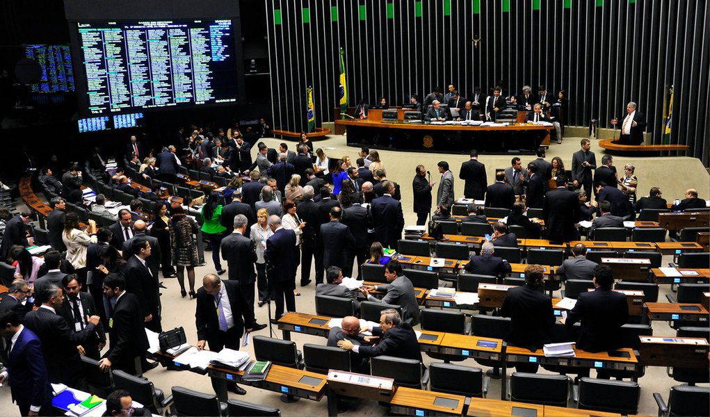 A Câmara concluiu a votação do projeto de lei do Executivo que muda as regras da desoneração de 56 setores da economia; poucas alterações foram feitas nas votações das emendas e destaques que pretendiam modificar o texto apresentado pelo relator, deputado Leonardo Picciani (PMDB-RJ), e aprovado na madrugada de hoje; projeto será agora encaminhado à apreciação do Senado; segundo o líder do governo, deputado José Guimarães (PT-CE), a aprovação do projeto foi uma “vitória extraordinária” (Foto: Valter Lima) A Câmara concluiu a votação do projeto de lei do Executivo que muda as regras da desoneração de 56 setores da economia; poucas alterações foram feitas nas votações das emendas e destaques que pretendiam modificar o texto apresentado pelo relator, deputado Leonardo Picciani (PMDB-RJ), e aprovado na madrugada de hoje; projeto será agora encaminhado à apreciação do Senado; segundo o líder do governo, deputado José Guimarães (PT-CE), a aprovação do projeto foi uma “vitória extraordinária”
