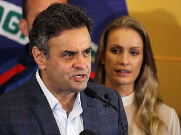 O eleitorado pró Aécio não se contenta com a derrota obtida nas urnas e, poucas horas após o resultado, já pede a cabeça da presidenta numa bandeja. Prato esse muito apreciado pela nossa direita há certo tempo (Foto: João Paulo Antonini) O eleitorado pró Aécio não se contenta com a derrota obtida nas urnas e, poucas horas após o resultado, já pede a cabeça da presidenta numa bandeja. Prato esse muito apreciado pela nossa direita há certo tempo