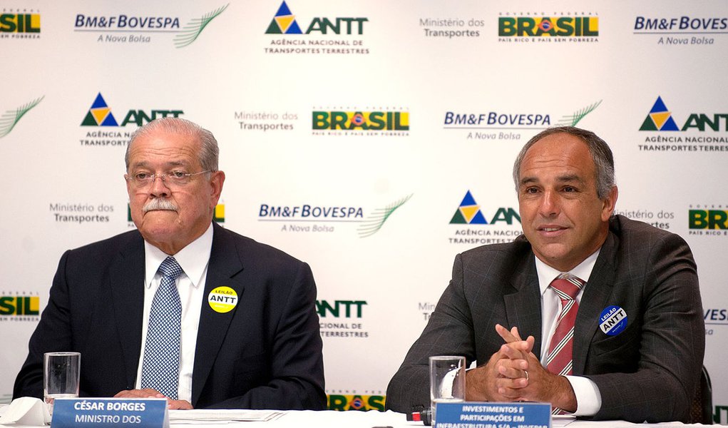“É uma rodovia que liga a capital da República à segunda maior cidade do país e à terceira maior cidade. É um grande desafio, com um processo de duplicação de 557 quilômetros ao longo de cinco anos, mas estamos muito tranquilos com nossa proposta e acreditamos no sucesso do projeto”, disse Gustavo Rocha, presidente da Invepar, ao lado do ministro dos Transportes, Cesar Borges (Foto: Leonardo Attuch) “É uma rodovia que liga a capital da República à segunda maior cidade do país e à terceira maior cidade. É um grande desafio, com um processo de duplicação de 557 quilômetros ao longo de cinco anos, mas estamos muito tranquilos com nossa proposta e acreditamos no sucesso do projeto”, disse Gustavo Rocha, presidente da Invepar, ao lado do ministro dos Transportes, Cesar Borges