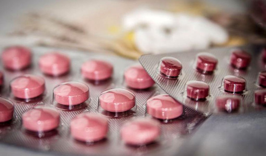 Cerca de 6 milhões de comprimidos de mais de 100 tipos de remédios comprados pelo governo de Minas na gestão do PSDB terão de ser incinerados por estar com o prazo de validade vencido; segundo o Governo de Minas, os medicamentos seriam destinados a hospitais e postos de saúde do interior do estado, para complementar a lista básica de remédios gratuitos nas unidades do Sistema Único de Saúde (SUS) (Foto: Luis Mauro Queiroz) Cerca de 6 milhões de comprimidos de mais de 100 tipos de remédios comprados pelo governo de Minas na gestão do PSDB terão de ser incinerados por estar com o prazo de validade vencido; segundo o Governo de Minas, os medicamentos seriam destinados a hospitais e postos de saúde do interior do estado, para complementar a lista básica de remédios gratuitos nas unidades do Sistema Único de Saúde (SUS)