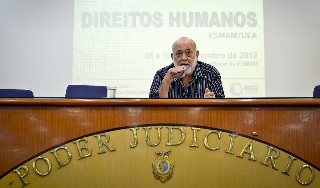 A partir deste conceito o professor do Departamento de Segurança Pública da Faculdade de Direito da UFF, o antropólogo Roberto Kant de Lima, analisa os últimos casos de violência em comunidades pacificadas no Rio de Janeiro; o especialista pondera que, o perfil desajustado dos agentes que atuam nas UPPs, somado a uma expectativa gerada pelo termo pacificação, produz na sociedade uma esperança de solução imediata dos problemas relacionados à violência nestas regiões, o que só deve acontecer a longo prazo (Foto: Leonardo Lucena) A partir deste conceito o professor do Departamento de Segurança Pública da Faculdade de Direito da UFF, o antropólogo Roberto Kant de Lima, analisa os últimos casos de violência em comunidades pacificadas no Rio de Janeiro; o especialista pondera que, o perfil desajustado dos agentes que atuam nas UPPs, somado a uma expectativa gerada pelo termo pacificação, produz na sociedade uma esperança de solução imediata dos problemas relacionados à violência nestas regiões, o que só deve acontecer a longo prazo