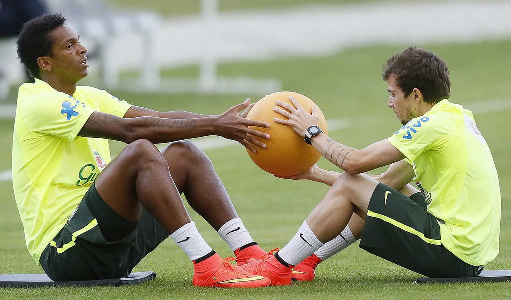 Meia-atacante Bernard sentiu dores no pé direito depois de sofrer um choque com Paulinho em que ambos precisaram receber rápido atendimento em campo; pouco depois, o caçula da seleção deixou o campo sozinho
(Foto: Gisele Federicce) Meia-atacante Bernard sentiu dores no pé direito depois de sofrer um choque com Paulinho em que ambos precisaram receber rápido atendimento em campo; pouco depois, o caçula da seleção deixou o campo sozinho