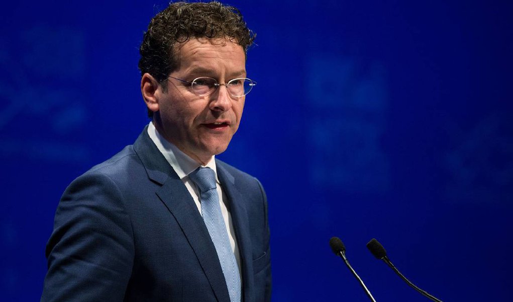 Após seis horas reunidos, os 19 ministros das Finanças do Eurogrupo decidiram nesta sexta-feira 14 conceder 86 bilhões de euros para recuperar a economia grega e impedir que o país saia da zona do Euro; é o terceiro pacote de ajuda em cinco anos; a disposição do fundo monetário em participar do acordo, que ainda não estava clara, foi confirmada pelo presidente do Eurogrupo, Jeroen Dijsselbloem, e deve acontecer em outubro (Foto: Gisele Federicce) Após seis horas reunidos, os 19 ministros das Finanças do Eurogrupo decidiram nesta sexta-feira 14 conceder 86 bilhões de euros para recuperar a economia grega e impedir que o país saia da zona do Euro; é o terceiro pacote de ajuda em cinco anos; a disposição do fundo monetário em participar do acordo, que ainda não estava clara, foi confirmada pelo presidente do Eurogrupo, Jeroen Dijsselbloem, e deve acontecer em outubro