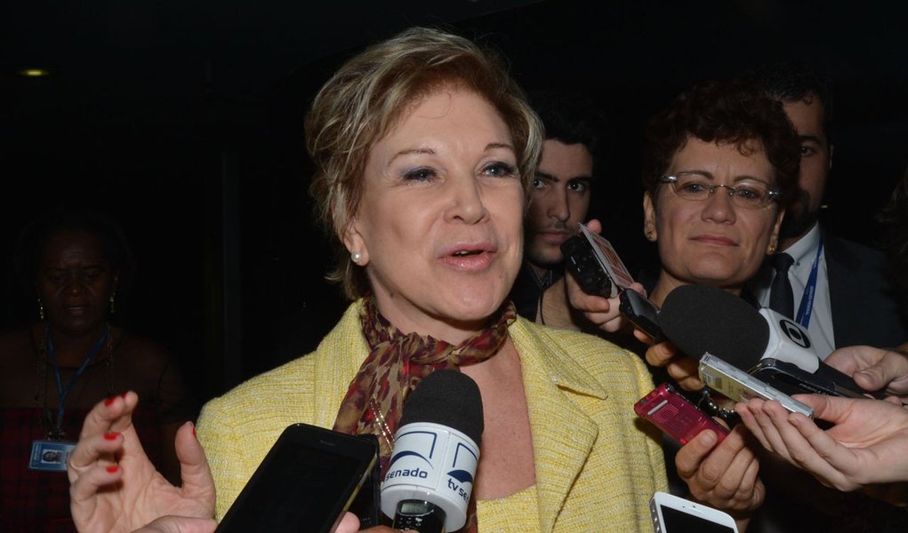 De volta às atividades do Senado nesta terça-feira 18, senadora Marta Suplicy se define "muito feliz por voltar à sua casa"; ela fez uma visita formal ao presidente Renan Calheiros; aos jornalistas, Marta evitou polemizar sobre sua saída do Ministério da Cultura e fez as pazes com o PT; na semana passada, o presidente do partido, Rui Falcão, pediu publicamente desculpas a Marta por um incidente durante a campanha presidencial, em Campo Limpo (Foto: Gisele Federicce) De volta às atividades do Senado nesta terça-feira 18, senadora Marta Suplicy se define "muito feliz por voltar à sua casa"; ela fez uma visita formal ao presidente Renan Calheiros; aos jornalistas, Marta evitou polemizar sobre sua saída do Ministério da Cultura e fez as pazes com o PT; na semana passada, o presidente do partido, Rui Falcão, pediu publicamente desculpas a Marta por um incidente durante a campanha presidencial, em Campo Limpo