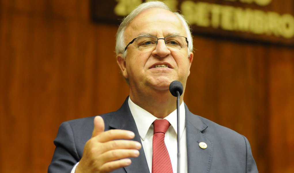O corregedor da Comissão de Ética Parlamentar, deputado Marlon Santos (PDT), apresentou representação contra o deputado Dr. Basegio (PDT) por omissão e improbidade administrativa na nomeação de umaa servidora que não trabalhava efetivamente no gabinete, conforme denúncias de irregularidades feitas pelo ex-chefe de gabinete, Neuromar Gatto; o presidente da Comissão, deputado Juliano Roso (PCdoB), indicou os três deputados que vão compor a subcomissão para dar encaminhamento ao processo (Foto: Leonardo Lucena) O corregedor da Comissão de Ética Parlamentar, deputado Marlon Santos (PDT), apresentou representação contra o deputado Dr. Basegio (PDT) por omissão e improbidade administrativa na nomeação de umaa servidora que não trabalhava efetivamente no gabinete, conforme denúncias de irregularidades feitas pelo ex-chefe de gabinete, Neuromar Gatto; o presidente da Comissão, deputado Juliano Roso (PCdoB), indicou os três deputados que vão compor a subcomissão para dar encaminhamento ao processo