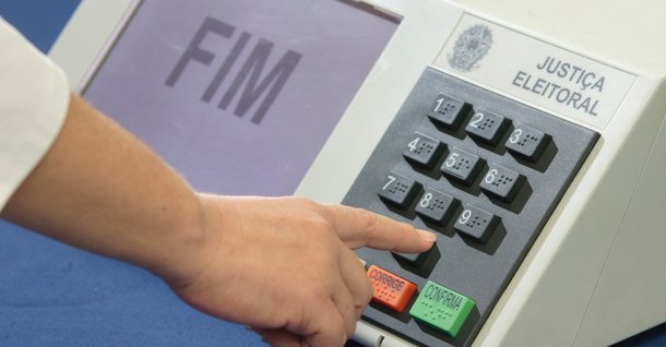 Quem poderia fraudar a vontade popular e alterar os resultados coletados nas urnas eletrônicas? Respondo com clareza: aqueles que têm acesso a elas. Quem tem acesso às urnas? As empresas terceirizadas pelo TSE e pelos TREs para cuidar do processo eleitora (Foto: Sergio Amadeu da Silveira) Quem poderia fraudar a vontade popular e alterar os resultados coletados nas urnas eletrônicas? Respondo com clareza: aqueles que têm acesso a elas. Quem tem acesso às urnas? As empresas terceirizadas pelo TSE e pelos TREs para cuidar do processo eleitora