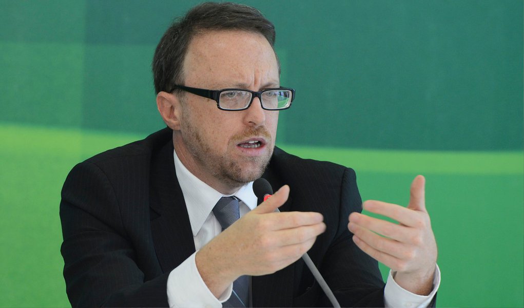 Em nota, o Palácio do Planalto confirmou a saída do ministro Thomas Traumann, da Secretaria de Comunicação Social; a presidente Dilma Rousseff reconheceu seu empenho e sua competência enquanto esteve à frente do cargo; Traumann está cotado para assumir a comunicação da Petrobras; o secretário Roberto Messias assume o cargo interinamente (Foto: Leonardo Attuch) Em nota, o Palácio do Planalto confirmou a saída do ministro Thomas Traumann, da Secretaria de Comunicação Social; a presidente Dilma Rousseff reconheceu seu empenho e sua competência enquanto esteve à frente do cargo; Traumann está cotado para assumir a comunicação da Petrobras; o secretário Roberto Messias assume o cargo interinamente