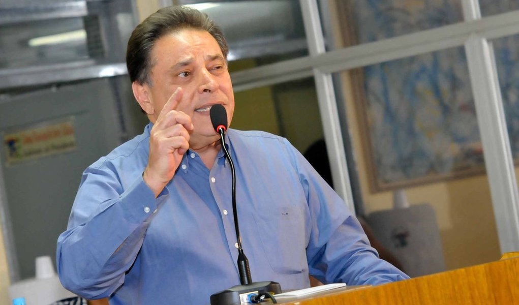 Na reta final da sua administração e com poucos recursos em caixa, o governador de Pernambuco, João Lyra Neto (PSB), deve definir ainda esta semana a agenda de inaugurações que fará até o dia 31 dezembro, quando termina o mandato. "A prioridade não é inaugurar, é entregar (as obras) à população", disse o secretário da Casa Civil, Luciano Vasquez;segundo ele, existem várias obras a serem entregues, mas o próprio Lyra teria optado por postergar várias inaugurações; "No fechamento de um ciclo de governo, não é fácil se ausentar", ressaltou (Foto: Paulo Emílio) Na reta final da sua administração e com poucos recursos em caixa, o governador de Pernambuco, João Lyra Neto (PSB), deve definir ainda esta semana a agenda de inaugurações que fará até o dia 31 dezembro, quando termina o mandato. "A prioridade não é inaugurar, é entregar (as obras) à população", disse o secretário da Casa Civil, Luciano Vasquez;segundo ele, existem várias obras a serem entregues, mas o próprio Lyra teria optado por postergar várias inaugurações; "No fechamento de um ciclo de governo, não é fácil se ausentar", ressaltou