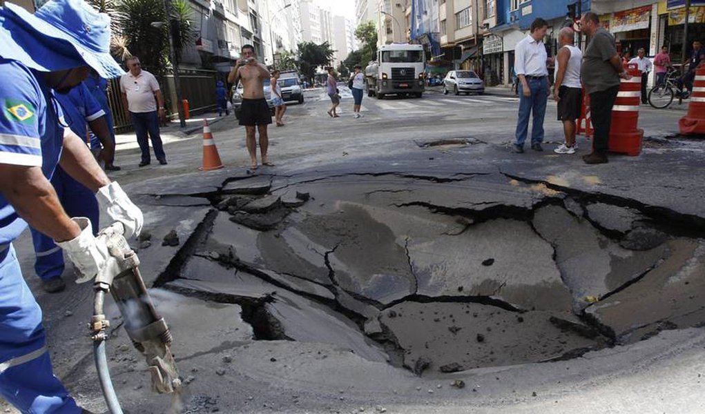 A nova previsão para a conclusão do trabalho é por volta das 14h desta terça-feira (25); A cratera que se abriu após um grande vazamento na esquina das ruas Miguel Lemos e Barata Ribeiro - em Copacabana, Zona Suil do Rio - ainda não foi coberta e, segundo a Cedae (Foto: Leonardo Lucena) A nova previsão para a conclusão do trabalho é por volta das 14h desta terça-feira (25); A cratera que se abriu após um grande vazamento na esquina das ruas Miguel Lemos e Barata Ribeiro - em Copacabana, Zona Suil do Rio - ainda não foi coberta e, segundo a Cedae