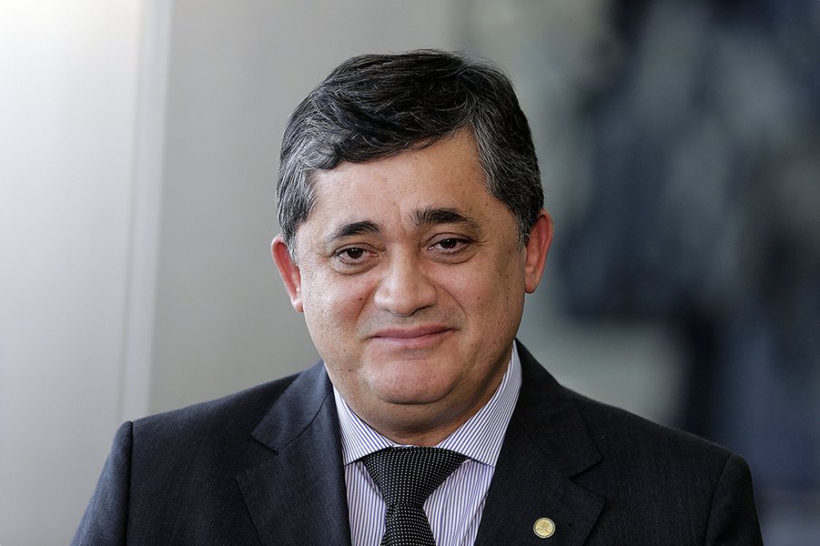 “A base está muito afinada, eu acredito que nós não vamos ter surpresa”, disse Guimarães na saída do Palácio do Jaburu. Após negociações com a base, o petista confirmou que a discussão sobre mudanças no fator previdenciário ficará de fora da MP que será votada hoje (13) (Foto: Renata Paiva) “A base está muito afinada, eu acredito que nós não vamos ter surpresa”, disse Guimarães na saída do Palácio do Jaburu. Após negociações com a base, o petista confirmou que a discussão sobre mudanças no fator previdenciário ficará de fora da MP que será votada hoje (13)