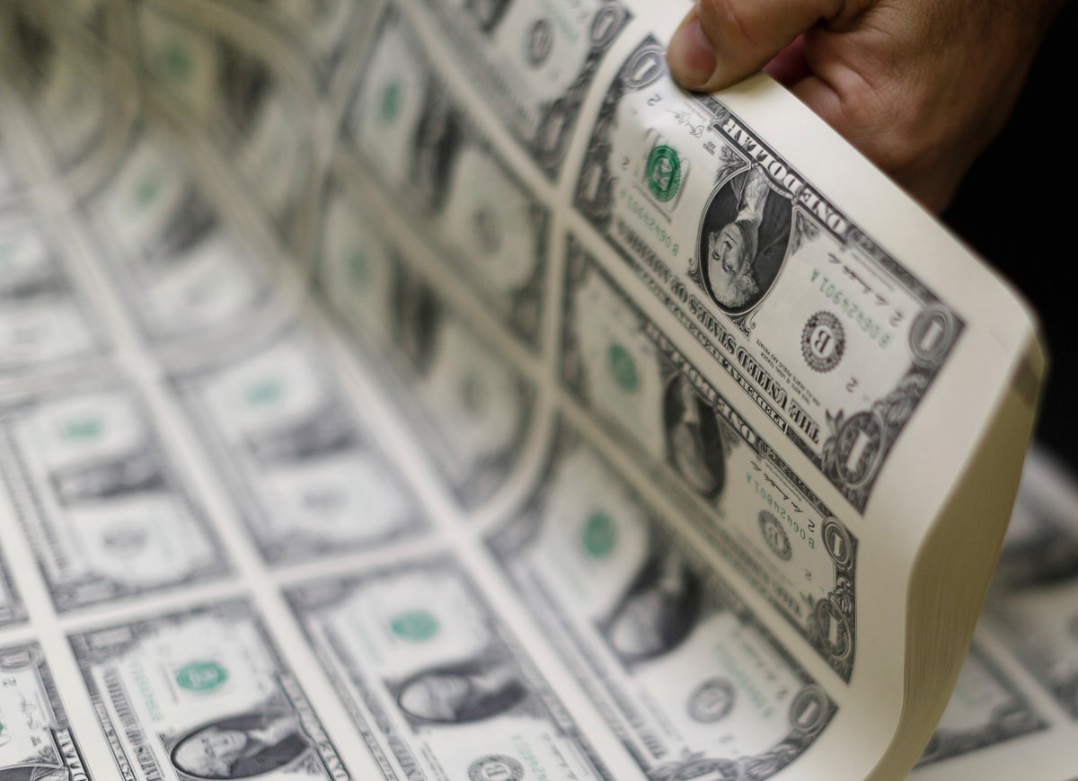 O dólar fechou acima de R$ 2,928 pela primeira vez em mais de dez anos nesta terça-feira, 3; segundo analistas ouvidos pela Reuters, investidores testando a tolerância do Banco Central ao fortalecimento da moeda norte-americana; "Já tem gente se preparando para (a cotação de) 3 reais", disse o operador de um importante banco nacional
(Foto: Aquiles Lins) O dólar fechou acima de R$ 2,928 pela primeira vez em mais de dez anos nesta terça-feira, 3; segundo analistas ouvidos pela Reuters, investidores testando a tolerância do Banco Central ao fortalecimento da moeda norte-americana; "Já tem gente se preparando para (a cotação de) 3 reais", disse o operador de um importante banco nacional