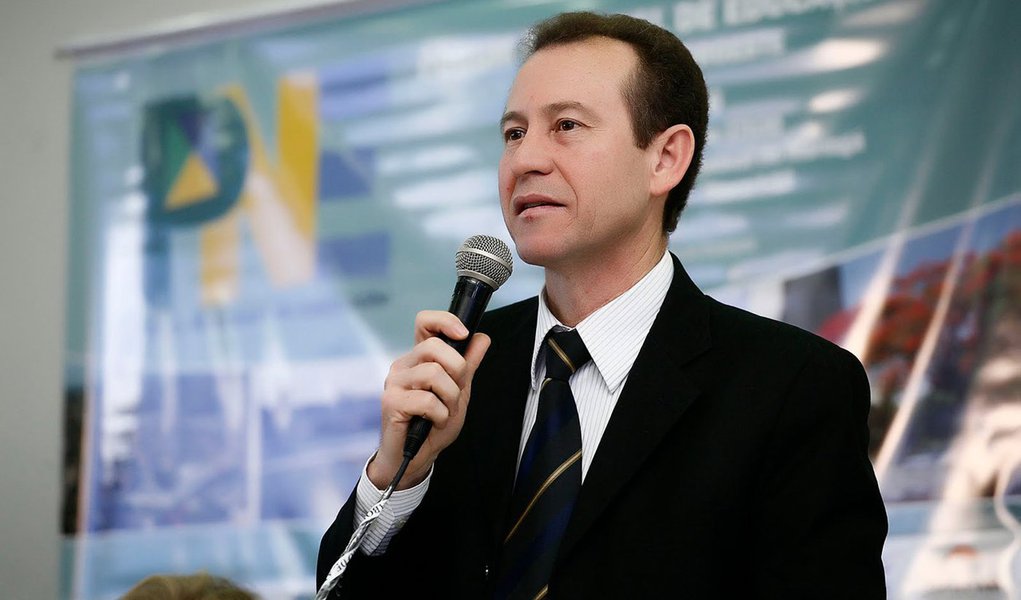 O deputado estadual Professor Lemos (PT) está em Brasília desde quarta-feira 6 trabalhando para reverter o confisco da previdência dos servidores, aprovado pela Assembleia Legislativa do Paraná no dia 29 de abril, enquanto a PM jogava bombas nos professores; para ele, as sessões de tramitação do projeto devem ser consideradas ilegais, pois o cerco policial impediu a participação popular e por lei todos os atos do poder legislativo devem ser públicos (Foto: Gisele Federicce) O deputado estadual Professor Lemos (PT) está em Brasília desde quarta-feira 6 trabalhando para reverter o confisco da previdência dos servidores, aprovado pela Assembleia Legislativa do Paraná no dia 29 de abril, enquanto a PM jogava bombas nos professores; para ele, as sessões de tramitação do projeto devem ser consideradas ilegais, pois o cerco policial impediu a participação popular e por lei todos os atos do poder legislativo devem ser públicos
