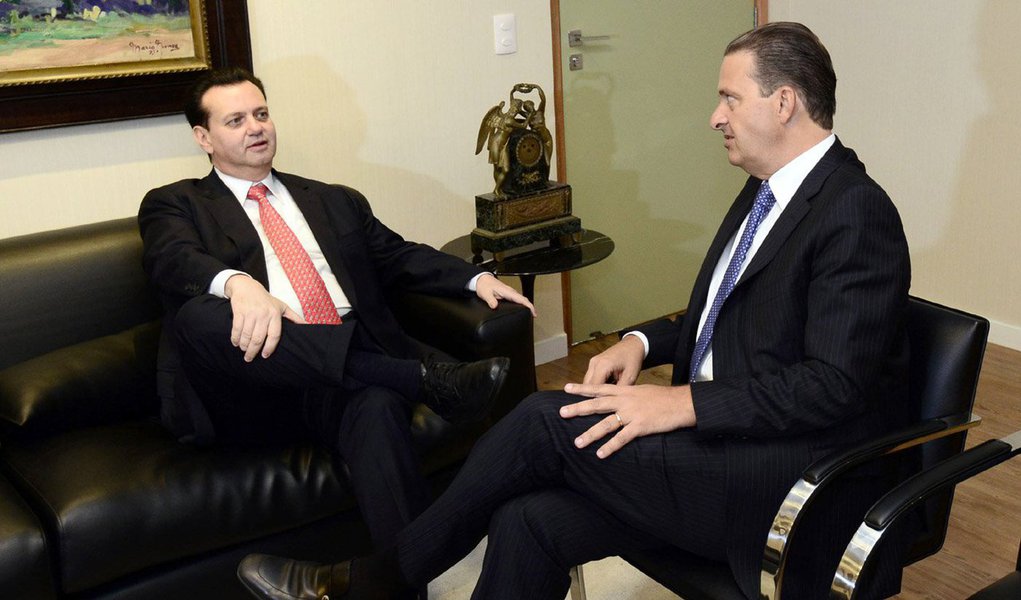 Proposta foi lançada na sexta-feira (6) pelo deputado Walter Feldman, da Rede Sustentabilidade de Marina Silva, que defende candidatura própria ao governo paulista; o PSB decidiu apoiar a reeleição de Geraldo Alckmin e indicou o nome do deputado Márcio França para a vice, posto também cobiçado pelo presidente nacional do PSD; o improvável apoio de Kassab a Campos levaria o governador pernambucano a ter o segundo maior tempo de TV na propaganda eleitoral, à frente de Aécio Neves, que é do partido de Alckmin (Foto: Realle Palazzo-Martini) Proposta foi lançada na sexta-feira (6) pelo deputado Walter Feldman, da Rede Sustentabilidade de Marina Silva, que defende candidatura própria ao governo paulista; o PSB decidiu apoiar a reeleição de Geraldo Alckmin e indicou o nome do deputado Márcio França para a vice, posto também cobiçado pelo presidente nacional do PSD; o improvável apoio de Kassab a Campos levaria o governador pernambucano a ter o segundo maior tempo de TV na propaganda eleitoral, à frente de Aécio Neves, que é do partido de Alckmin