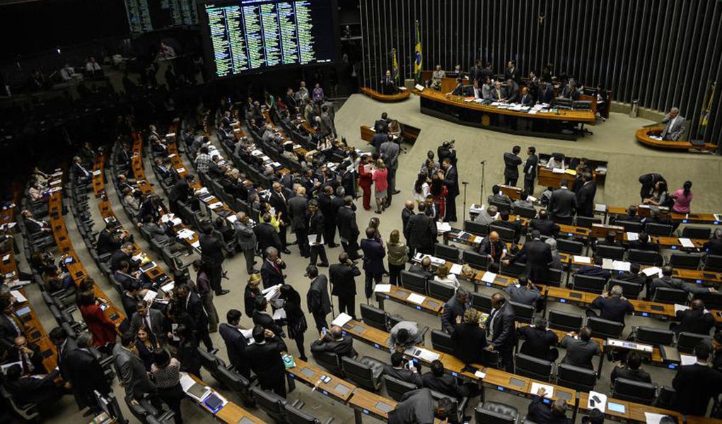 A bancada do PTB na Câmara e no Senado optou por prorrogar a decisão sobre uma possível fusão com o DEM; decisão foi tomada por maioria absoluta (23 dos 25 deputados e três senadores); depois foi divulgado um documento em que avaliam ser precipitada a fusão; partido também quer ouvir as bases e aguardar a definição sobre a Reforma Política (Foto: Voney Malta) A bancada do PTB na Câmara e no Senado optou por prorrogar a decisão sobre uma possível fusão com o DEM; decisão foi tomada por maioria absoluta (23 dos 25 deputados e três senadores); depois foi divulgado um documento em que avaliam ser precipitada a fusão; partido também quer ouvir as bases e aguardar a definição sobre a Reforma Política