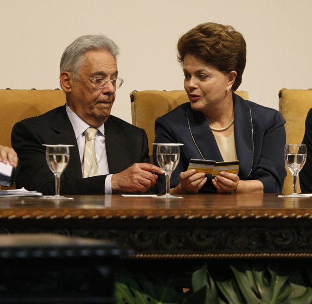 Depois que o senador Antonio Anastasia (PSDB-MG) foi incluído na Lava Jato e o presidente nacional do partido, Aécio Neves (PSDB-MG), passou a ter uma espada sobre a cabeça, com a ameaça de um processo sobre Furnas que pode ser aberto desde que surjam novas provas, o ex-presidente Fernando Henrique Cardoso manda um recado: aceita dialogar com a presidente Dilma Rousseff e com o ex-presidente Lula; 'eu falo com todo mundo', disse ele; aliados foram além; "Ele não quer que o circo pegue fogo, porque todo mundo se queima", disse o vereador Andrea Matarazzo; tucanos, no entanto, só querem conversa depois de 15 de março, após medir o impacto das manifestações; até lá, colocam diversos vídeos (assista) na propaganda política, chamando Dilma de 'mentirosa'; esse diálogo vai prosperar? (Foto: Leonardo Attuch) Depois que o senador Antonio Anastasia (PSDB-MG) foi incluído na Lava Jato e o presidente nacional do partido, Aécio Neves (PSDB-MG), passou a ter uma espada sobre a cabeça, com a ameaça de um processo sobre Furnas que pode ser aberto desde que surjam novas provas, o ex-presidente Fernando Henrique Cardoso manda um recado: aceita dialogar com a presidente Dilma Rousseff e com o ex-presidente Lula; 'eu falo com todo mundo', disse ele; aliados foram além; "Ele não quer que o circo pegue fogo, porque todo mundo se queima", disse o vereador Andrea Matarazzo; tucanos, no entanto, só querem conversa depois de 15 de março, após medir o impacto das manifestações; até lá, colocam diversos vídeos (assista) na propaganda política, chamando Dilma de 'mentirosa'; esse diálogo vai prosperar?