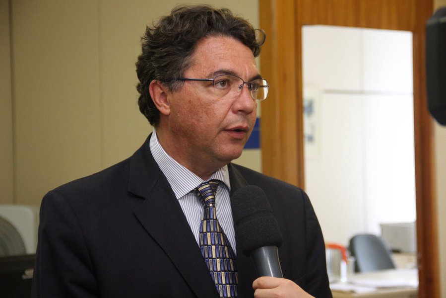 Secretário Nacional da Atenção Básica, Helvécio Magalhães, disse nesta segunda que o país precisa "insistir" no que ele classificou como "caminho brasileiro para o Sistema Nacional de Saúde"; proposta tem como base a convivência com o setor privado na prestação de serviços e ampliação da assistência básica; "Não é assistência de postinho de saúde, com médicos de vez em quando, que vai resolver, mas sim unidades robustas, bem equipadas, com banda larga, prontuário eletrônico, com equipe com carreira e com concurso público" (Foto: Romulo Faro) Secretário Nacional da Atenção Básica, Helvécio Magalhães, disse nesta segunda que o país precisa "insistir" no que ele classificou como "caminho brasileiro para o Sistema Nacional de Saúde"; proposta tem como base a convivência com o setor privado na prestação de serviços e ampliação da assistência básica; "Não é assistência de postinho de saúde, com médicos de vez em quando, que vai resolver, mas sim unidades robustas, bem equipadas, com banda larga, prontuário eletrônico, com equipe com carreira e com concurso público"
