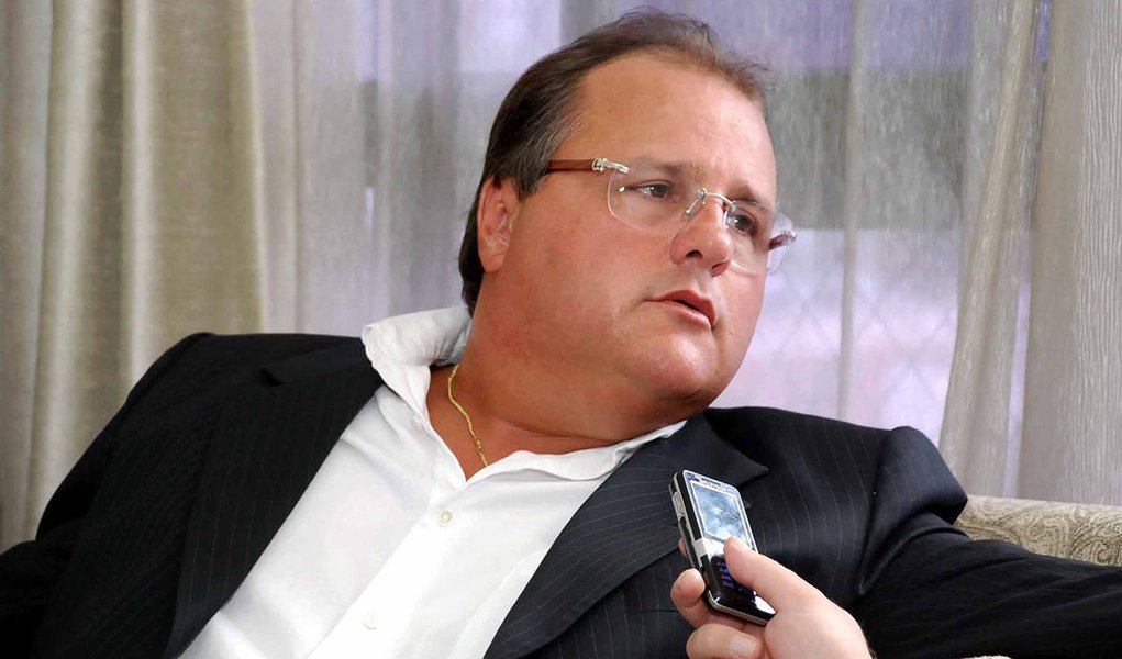 Presidente do PMDB na Bahia, membro do diretório e da Executiva nacional da legenda, ex-ministro Geddel Vieira Lima diz que irá a Brasília para expor defesa do afastamento do partido do governo Dilma: “O PMDB fala que vai para uma candidatura própria em 2018. Para fazer isso, precisa se afastar do governo agora e explicar as razões. É preciso apresentar alternativas. Do contrário, é melhor parar com essa hipocrisia de candidatura própria. Vamos para o volume morto” (Foto: Roberta Namour) Presidente do PMDB na Bahia, membro do diretório e da Executiva nacional da legenda, ex-ministro Geddel Vieira Lima diz que irá a Brasília para expor defesa do afastamento do partido do governo Dilma: “O PMDB fala que vai para uma candidatura própria em 2018. Para fazer isso, precisa se afastar do governo agora e explicar as razões. É preciso apresentar alternativas. Do contrário, é melhor parar com essa hipocrisia de candidatura própria. Vamos para o volume morto”