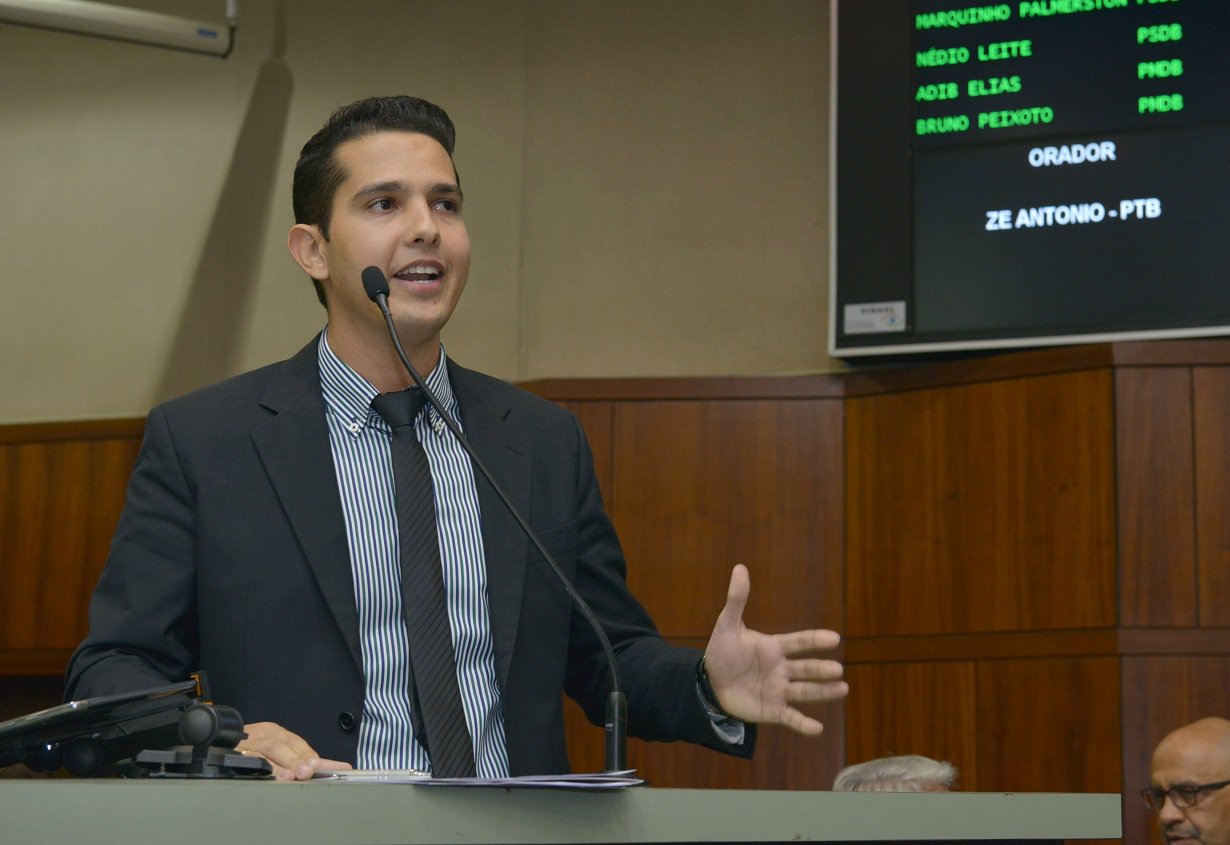 Debate esquentou em sessão da Assembleia Legislativo e o jovem deputado de Itumbiara subiu na tribuna e atacou Ronaldo Caiado, a quem chamou de "o maior oportunista de Goiás"; "Desafio Caiado a parar de esbravejar e, em vez disso, ter mais sabedoria em seu discurso e fazer um trabalho mais propositivo ao Estado de Goiás e respeitar a governabilidade"; deputado ainda defendeu o tratamento republicano que o governador Marconi deu à presidente Dilma; "Isso demonstra o grande chefe de Estado que é Marconi" (Foto: José Barbacena) Debate esquentou em sessão da Assembleia Legislativo e o jovem deputado de Itumbiara subiu na tribuna e atacou Ronaldo Caiado, a quem chamou de "o maior oportunista de Goiás"; "Desafio Caiado a parar de esbravejar e, em vez disso, ter mais sabedoria em seu discurso e fazer um trabalho mais propositivo ao Estado de Goiás e respeitar a governabilidade"; deputado ainda defendeu o tratamento republicano que o governador Marconi deu à presidente Dilma; "Isso demonstra o grande chefe de Estado que é Marconi"