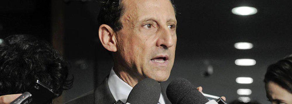 Além da oposição, a devolução da Medida Provisória que revoga a chamada desoneração da folha de pagamento das empresas, feita nessa terça-feira, 3, pelo presidente do Senado, Renan Calheiro (PMDB), teve um dedo do presidente da Federação das Indústrias de São Paulo (Fiesp), Paulo Skaf; companheiro de partido de Renan, Skaf já havia classificado a medida da presidente Dilma como "absurda" e conversou com o senador para enfatizar que a Fiesp trabalharia a todo custo para derrubar a MP 669, convertida pelo Palácio do Planalto em projeto de lei (Foto: Paulo Emílio) Além da oposição, a devolução da Medida Provisória que revoga a chamada desoneração da folha de pagamento das empresas, feita nessa terça-feira, 3, pelo presidente do Senado, Renan Calheiro (PMDB), teve um dedo do presidente da Federação das Indústrias de São Paulo (Fiesp), Paulo Skaf; companheiro de partido de Renan, Skaf já havia classificado a medida da presidente Dilma como "absurda" e conversou com o senador para enfatizar que a Fiesp trabalharia a todo custo para derrubar a MP 669, convertida pelo Palácio do Planalto em projeto de lei