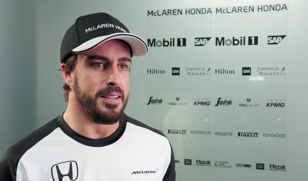 De acordo com o jornal espanhol El País, Alonso teria dito aos médicos que testavam sua memória quando recuperou a consciência: "Meu nome é Fernando, eu corro de kart. Quero ser um piloto de Fórmula 1."; Alonso, que passou três noites hospitalizado após o acidente em Barcelona, aparentemente fez uma brincadeira nesta sexta em alusão às reportagens sobre sua amnésia (Foto: Luis Mauro Queiroz) De acordo com o jornal espanhol El País, Alonso teria dito aos médicos que testavam sua memória quando recuperou a consciência: "Meu nome é Fernando, eu corro de kart. Quero ser um piloto de Fórmula 1."; Alonso, que passou três noites hospitalizado após o acidente em Barcelona, aparentemente fez uma brincadeira nesta sexta em alusão às reportagens sobre sua amnésia