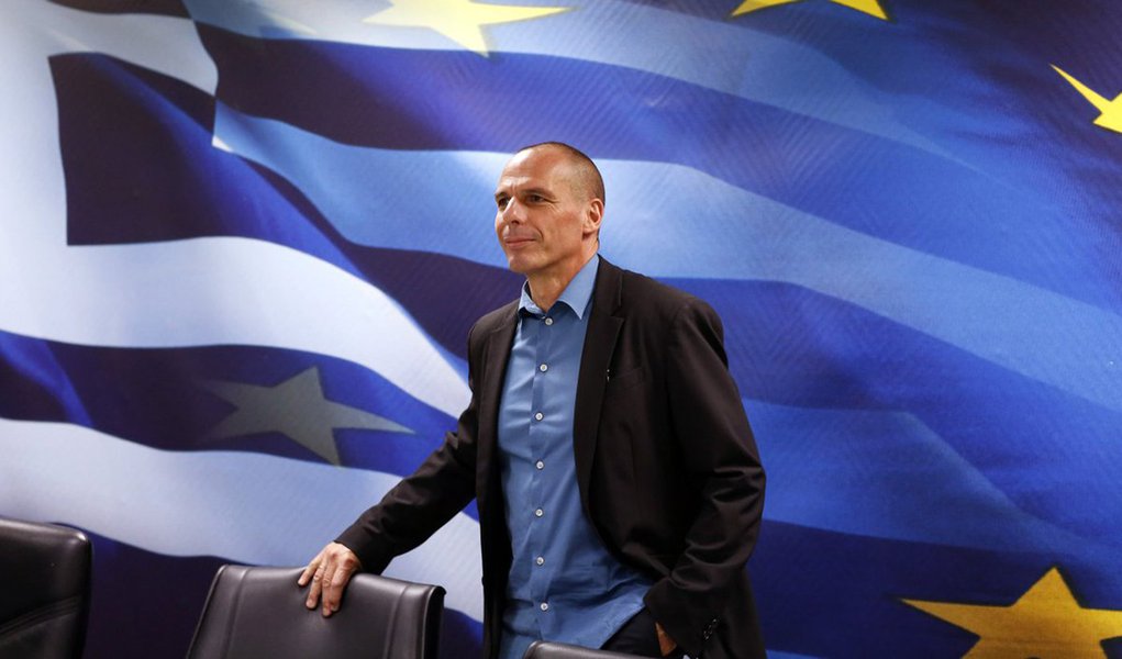 O ministro da Fazenda grego, Yanis Varoufakis, confirmou nesta terça-feira 30 que a Grécia não vai reembolsar o empréstimo de cerca de 1,6 bilhão de euros ao Fundo Monetário Internacional; questionado por jornalistas se o país faria o pagamento, ele respondeu: "Não", antes de entrar no ministério (Foto: Gisele Federicce) O ministro da Fazenda grego, Yanis Varoufakis, confirmou nesta terça-feira 30 que a Grécia não vai reembolsar o empréstimo de cerca de 1,6 bilhão de euros ao Fundo Monetário Internacional; questionado por jornalistas se o país faria o pagamento, ele respondeu: "Não", antes de entrar no ministério
