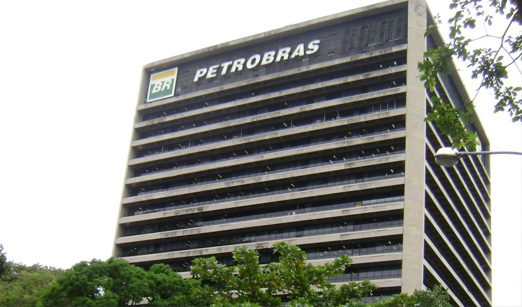 Ações da estatal subiram forte hoje em meio à expectativa pela divulgação do balanço de 2014; companhia quer aprovar seu resultado financeiro na reunião do conselho de administração, marcada para dia 26; tema não está na pauta do encontro, mas a empresa já conseguiu avançar na maioria dos pontos que vinham barrando a divulgação, sendo reportagem do Estadão; petroleira "consolida reparo no 'rombo' que nunca existiu", comenta o blog Tijolaço sobre o assunto (Foto: Gisele Federicce) Ações da estatal subiram forte hoje em meio à expectativa pela divulgação do balanço de 2014; companhia quer aprovar seu resultado financeiro na reunião do conselho de administração, marcada para dia 26; tema não está na pauta do encontro, mas a empresa já conseguiu avançar na maioria dos pontos que vinham barrando a divulgação, sendo reportagem do Estadão; petroleira "consolida reparo no 'rombo' que nunca existiu", comenta o blog Tijolaço sobre o assunto