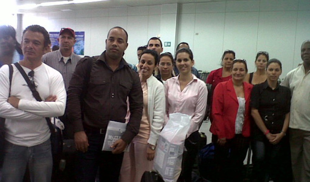 O grupo seguirá para 14 municípios onde irá trabalhar logo após o momento de acolhimento e capacitação e vai se somar aos outros 78 médicos do Programa Mais Médicos que já atuam no Estado; "Espero poder trabalhar muito para que se cumpra o nosso objetivo que é o de levar saúde ao povo brasileiro e em especial ao de Rosário do Catete, para onde eu vou", disse o médico Joaquim Escalona (Foto: Valter Lima) O grupo seguirá para 14 municípios onde irá trabalhar logo após o momento de acolhimento e capacitação e vai se somar aos outros 78 médicos do Programa Mais Médicos que já atuam no Estado; "Espero poder trabalhar muito para que se cumpra o nosso objetivo que é o de levar saúde ao povo brasileiro e em especial ao de Rosário do Catete, para onde eu vou", disse o médico Joaquim Escalona