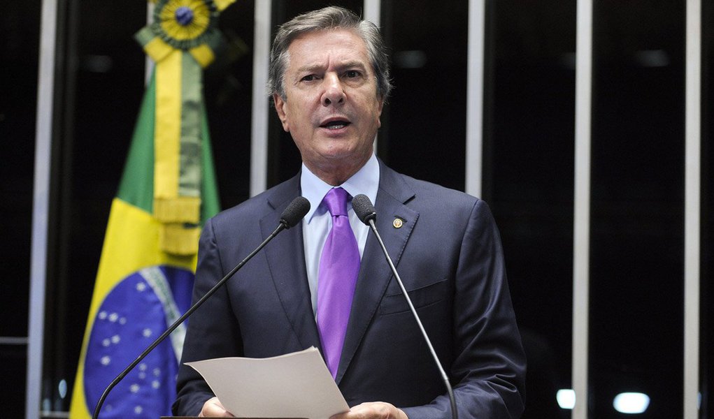 Da tribuna do Senado nesta segunda-feira, 9, o senador Fernando Collor (PTB-AL) não poupou críticas à atuação do Ministério Público Federal pela divulgação do seu nome e de outros 46 políticos que serão investigados pelo STF na Lava Jato; segundo o senador, o MPF adotou "postura parcial, irretratável e covarde"; Collor ainda questionou o fato do senador Aécio Neves (PSDB) ter sido citado as investigações contra ele terem sido arquivadas; "Se não havia inquérito a ser instaurado de que exatamente o procurador pediu o arquivamento?", questionou
(Foto: Aquiles Lins) Da tribuna do Senado nesta segunda-feira, 9, o senador Fernando Collor (PTB-AL) não poupou críticas à atuação do Ministério Público Federal pela divulgação do seu nome e de outros 46 políticos que serão investigados pelo STF na Lava Jato; segundo o senador, o MPF adotou "postura parcial, irretratável e covarde"; Collor ainda questionou o fato do senador Aécio Neves (PSDB) ter sido citado as investigações contra ele terem sido arquivadas; "Se não havia inquérito a ser instaurado de que exatamente o procurador pediu o arquivamento?", questionou
