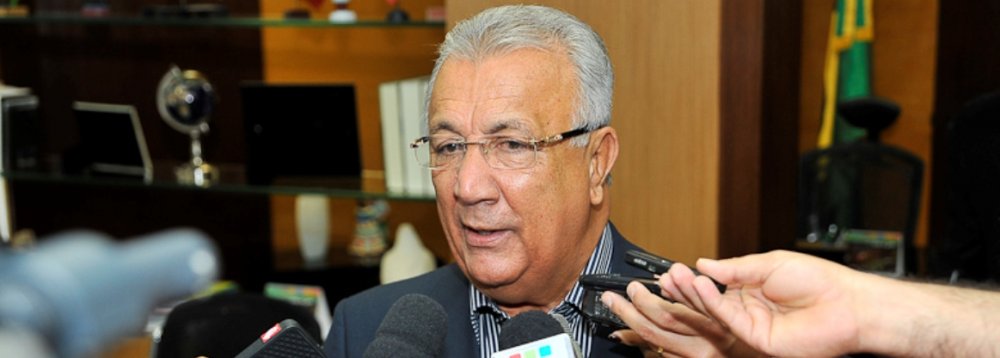 A composição do secretariado do novo governo de Jackson Barreto (PMDB) só será anunciada após a aprovação dos projetos de reforma administrativa, encaminhados ontem à Assembleia Legislativa; a informação é do secretário de Estado da Casa Civil, Zezinho Sobral; segundo ele, só após a aprovação, pelos deputados, da nova estrutura de governo, que inclui a extinção de nove secretarias, sete subsecretarias e algumas empresas públicas, é que o governador irá definir os nomes dos seus auxiliares e que espaços serão dados a cada um dos partidos que compõem o bloco (Foto: Valter Lima) A composição do secretariado do novo governo de Jackson Barreto (PMDB) só será anunciada após a aprovação dos projetos de reforma administrativa, encaminhados ontem à Assembleia Legislativa; a informação é do secretário de Estado da Casa Civil, Zezinho Sobral; segundo ele, só após a aprovação, pelos deputados, da nova estrutura de governo, que inclui a extinção de nove secretarias, sete subsecretarias e algumas empresas públicas, é que o governador irá definir os nomes dos seus auxiliares e que espaços serão dados a cada um dos partidos que compõem o bloco