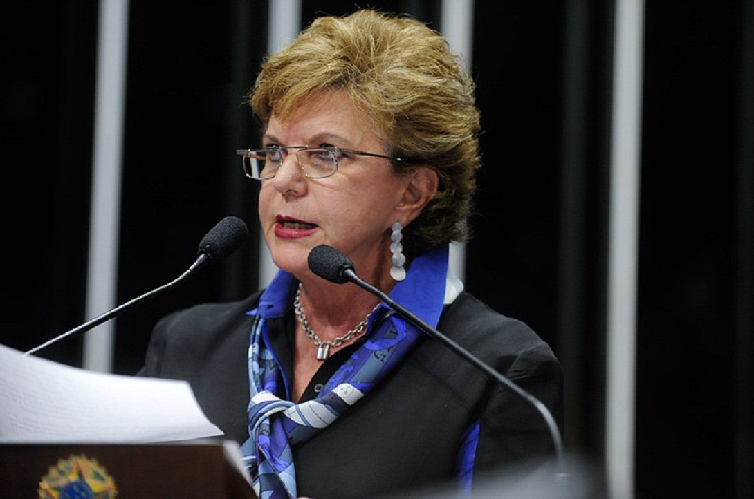 Empresário Vanderlan Cardoso afirmou que a senadora Lúcia Vânia vai se filiar ao PSB, comandado por ele, até o final deste mês; "Adiantamos bastante depois uma longa conversa na segunda-feira. Até o fim do mês esperamos fazer uma grande festa para recebê-la no partido"; Vanderlan ainda disse que Lúcia Vânia lhe revelou que não pretende disputar cargos no Executivo e o objetivo dela é disputar a reeleição para o Senado, em 2018 (Foto: José Barbacena) Empresário Vanderlan Cardoso afirmou que a senadora Lúcia Vânia vai se filiar ao PSB, comandado por ele, até o final deste mês; "Adiantamos bastante depois uma longa conversa na segunda-feira. Até o fim do mês esperamos fazer uma grande festa para recebê-la no partido"; Vanderlan ainda disse que Lúcia Vânia lhe revelou que não pretende disputar cargos no Executivo e o objetivo dela é disputar a reeleição para o Senado, em 2018