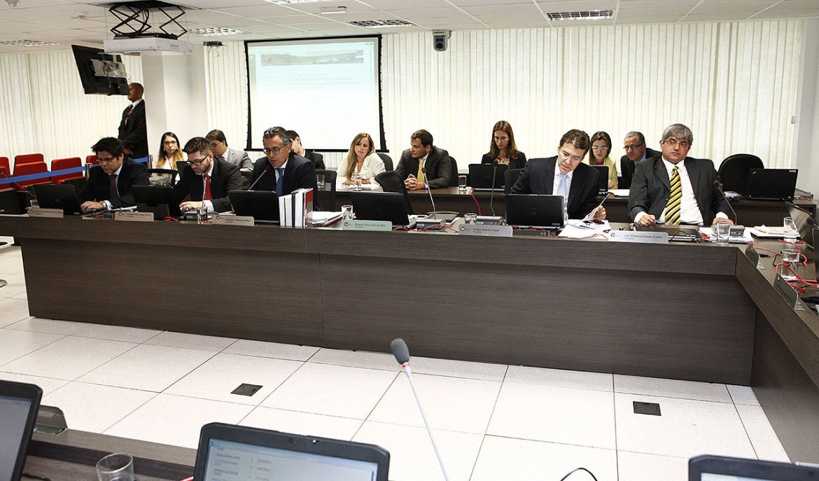 Colunista Paulo Moreira Leite, diretor do 247 em Brasília, diz que plenário do Conselho Nacional do Ministério Público "tomou uma atitude que merece um aplauso prolongado e vários momentos de reflexão"; ele fala sobre o afastamento por 90 dias do procurador Davy Lincoln Rocha, do MP em Joinville (SC), que, "em tom de provocação, divulgou pela internet um apelo às Forças Armadas, sugerindo uma intervenção militar no país"; conselheiro Luiz Moreira, autor da iniciativa, alegou que Davy Lincoln "utiliza de suas prerrogativas para manchar o regime democrático e a soberania nacional"; trata-se de "um bom exemplo para o País", diz o jornalista (Foto: Ana Pupulin) Colunista Paulo Moreira Leite, diretor do 247 em Brasília, diz que plenário do Conselho Nacional do Ministério Público "tomou uma atitude que merece um aplauso prolongado e vários momentos de reflexão"; ele fala sobre o afastamento por 90 dias do procurador Davy Lincoln Rocha, do MP em Joinville (SC), que, "em tom de provocação, divulgou pela internet um apelo às Forças Armadas, sugerindo uma intervenção militar no país"; conselheiro Luiz Moreira, autor da iniciativa, alegou que Davy Lincoln "utiliza de suas prerrogativas para manchar o regime democrático e a soberania nacional"; trata-se de "um bom exemplo para o País", diz o jornalista