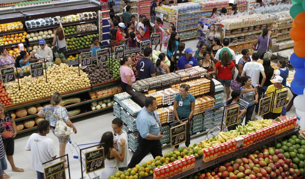 De acordo a associação do setor, a Abras, as vendas reais dos supermercados tiveram alta de 0,34% no Brasil em maio na comparação com o mesmo mês de 2014; em valores nominais, as vendas tiveram alta de 8,84% ano contra ano, e queda de 1,81% na comparação com o mês anterior; já no acumulado do ano houve alta nominal de 8,55% (Foto: Aquiles Lins) De acordo a associação do setor, a Abras, as vendas reais dos supermercados tiveram alta de 0,34% no Brasil em maio na comparação com o mesmo mês de 2014; em valores nominais, as vendas tiveram alta de 8,84% ano contra ano, e queda de 1,81% na comparação com o mês anterior; já no acumulado do ano houve alta nominal de 8,55%
