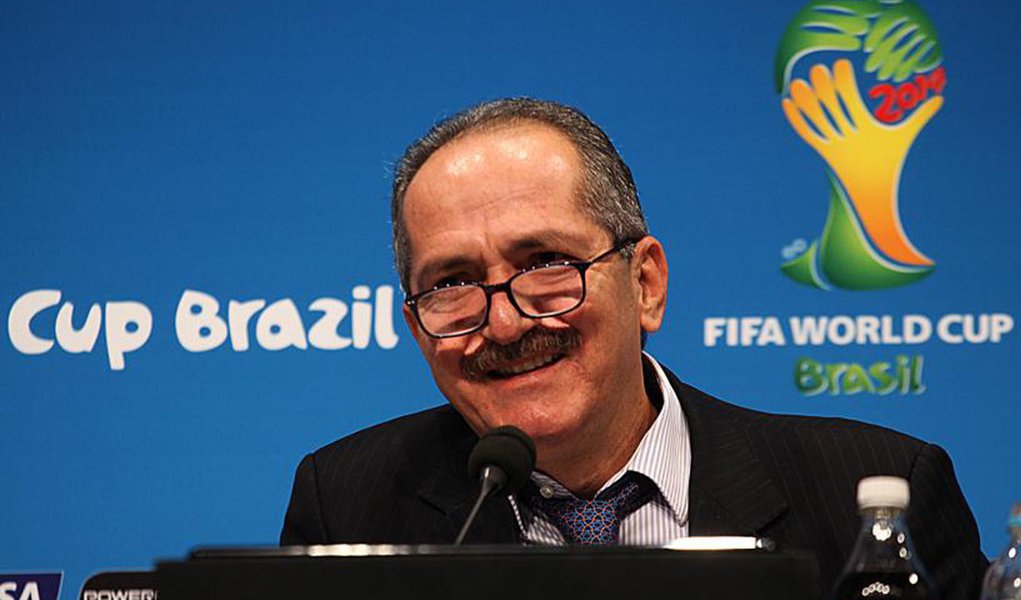"Em Manaus, as cobras se recolheram durante a Copa e ninguém foi mordido. Nenhum cachorro louco atacou nenhum turista", disse o ministro do Esporte, sobre críticas feitas antes do evento; em entrevista coletiva no Maracanã, Aldo Rebelo disse reconhecer o papel crítico da imprensa, mas lembrou o clima negativo em torno do Mundial; "Houve um estado de espírito de pessimismo, de descrença e de desconfiança" (Foto: Gisele Federicce) "Em Manaus, as cobras se recolheram durante a Copa e ninguém foi mordido. Nenhum cachorro louco atacou nenhum turista", disse o ministro do Esporte, sobre críticas feitas antes do evento; em entrevista coletiva no Maracanã, Aldo Rebelo disse reconhecer o papel crítico da imprensa, mas lembrou o clima negativo em torno do Mundial; "Houve um estado de espírito de pessimismo, de descrença e de desconfiança"