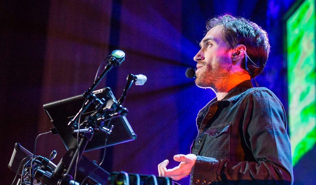 Frustrado por não poder cantar duas notas ao mesmo tempo, o inventor musical Beardyman construiu uma máquina que lhe permite criar repetições e camadas sonoras somente com os sons que ele produz com sua voz. Ele consegue, sem muito esforço, conjurar o som de qualquer coisa, desde bebês chorando até o zumbir de uma mosca, sem mencionar imitar basicamente qualquer instrumento musical imaginável. (Foto: Gisele Federicce) Frustrado por não poder cantar duas notas ao mesmo tempo, o inventor musical Beardyman construiu uma máquina que lhe permite criar repetições e camadas sonoras somente com os sons que ele produz com sua voz. Ele consegue, sem muito esforço, conjurar o som de qualquer coisa, desde bebês chorando até o zumbir de uma mosca, sem mencionar imitar basicamente qualquer instrumento musical imaginável.