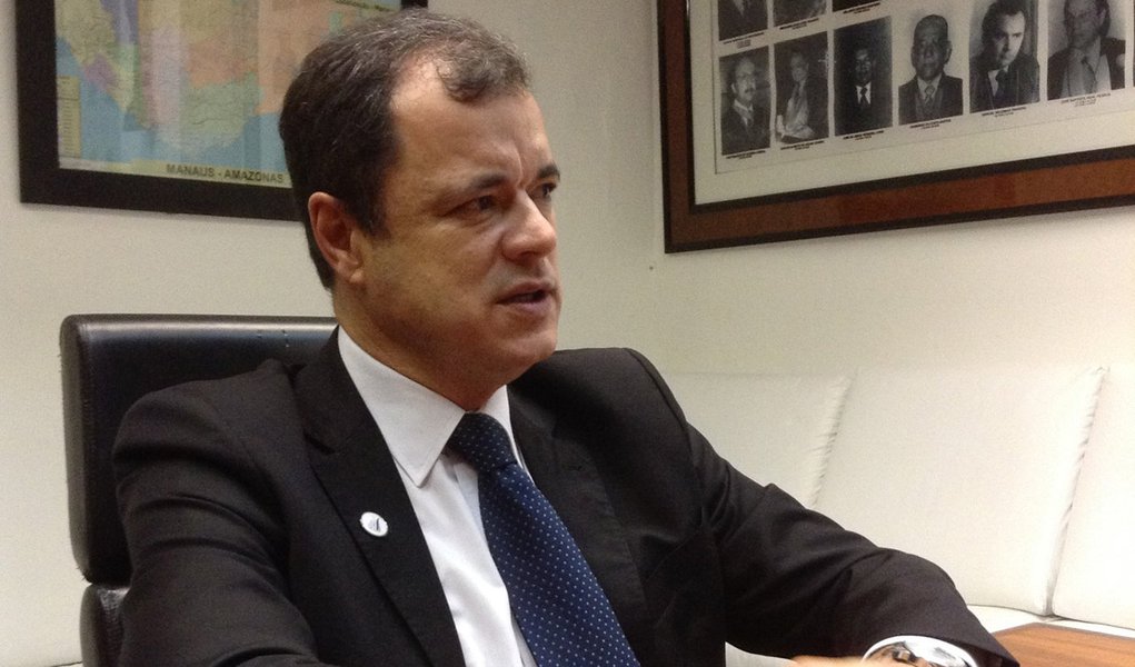 "Quando uma empresa financia campanha política, acaba sendo beneficiada por isenções fiscais, o que significa que quem está pagando o financiamento é a população, com dinheiro público", afirmou o juiz João Ricardo Costa, que toma posse na noite desta terça-feira na presidência da Associação dos Magistrados Brasileiros (Foto: Gisele Federicce) "Quando uma empresa financia campanha política, acaba sendo beneficiada por isenções fiscais, o que significa que quem está pagando o financiamento é a população, com dinheiro público", afirmou o juiz João Ricardo Costa, que toma posse na noite desta terça-feira na presidência da Associação dos Magistrados Brasileiros