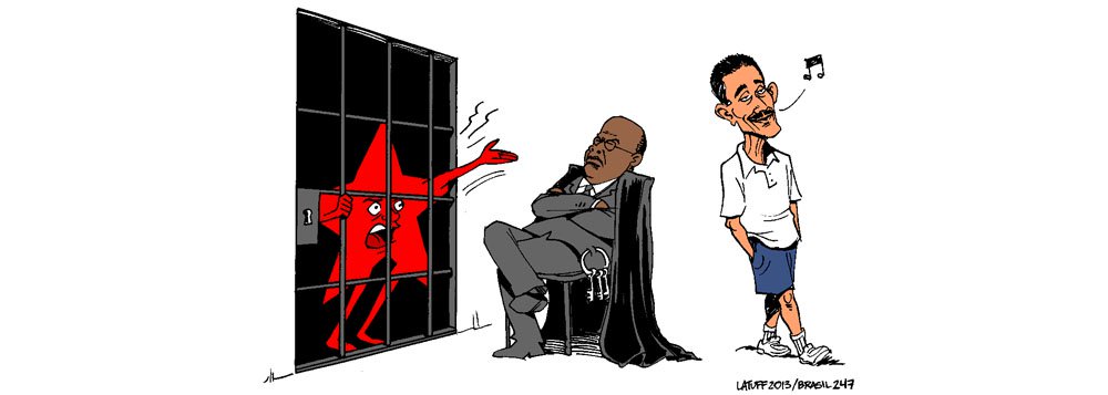 Enquanto o presidente do Supremo, Joaquim Barbosa, manda prender os petistas condenados na Ação Penal 470, o ex-deputado Roberto Jefferson continua livre, leve e solto, como lembra o cartunista Carlos Latuff (Foto: Gisele Federicce) Enquanto o presidente do Supremo, Joaquim Barbosa, manda prender os petistas condenados na Ação Penal 470, o ex-deputado Roberto Jefferson continua livre, leve e solto, como lembra o cartunista Carlos Latuff