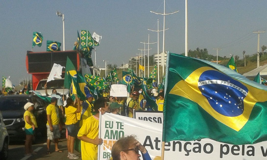 Protesto contra a corrupção e o governo Dilma Rousseff, na Avenida Litorânea, em São Luís, teve baixa adesão e o público ficou bem abaixo do número esperado pelos organizadores; ato foi convocado pelos movimentos “Eu Te Amo, Meu Brasil” e “Vem Pra Rua”; segundo a Polícia Militar, cerca de 2,5 mil pessoas participaram do protesto; pela contagem dos organizadores foram 7 mil pessoas (Foto: José Barbacena) Protesto contra a corrupção e o governo Dilma Rousseff, na Avenida Litorânea, em São Luís, teve baixa adesão e o público ficou bem abaixo do número esperado pelos organizadores; ato foi convocado pelos movimentos “Eu Te Amo, Meu Brasil” e “Vem Pra Rua”; segundo a Polícia Militar, cerca de 2,5 mil pessoas participaram do protesto; pela contagem dos organizadores foram 7 mil pessoas