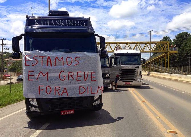 Resta saber se os que se dizem caminhoneiros, militantes do “Fora Dilma”, têm RNTRC – Registro Nacional do Transporte Rodoviário de Cargas. Em outros palavras, se são caminhoneiros mesmo… (Foto: José Augusto Valente) Resta saber se os que se dizem caminhoneiros, militantes do “Fora Dilma”, têm RNTRC – Registro Nacional do Transporte Rodoviário de Cargas. Em outros palavras, se são caminhoneiros mesmo…