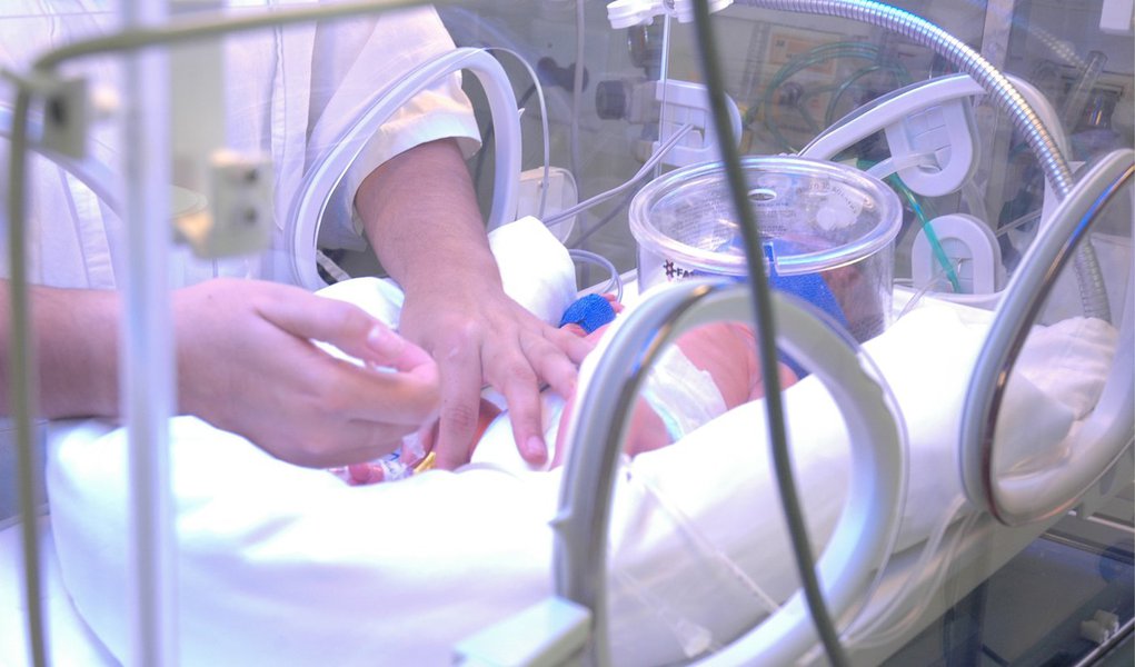 Em 2013, a taxa de mortalidade infantil ficou em 15 para cada mil nascidos vivos; em 2003, esse número era de 29,7, uma redução de 49,5% (Foto: Gisele Federicce) Em 2013, a taxa de mortalidade infantil ficou em 15 para cada mil nascidos vivos; em 2003, esse número era de 29,7, uma redução de 49,5%
