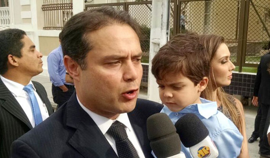No dia da diplomação dos candidatos eleitos este ano, o futuro governador de Alagoas, Renan Filho (PMDB), informou que os nomes dos novos secretários ainda não estão definidos; até o momento apenas o de Comunicação foi anunciado; expectativa é que o 1º escalão do próximo governo - ou parte - será divulgado na segunda-feira (22) (Foto: Voney Malta) No dia da diplomação dos candidatos eleitos este ano, o futuro governador de Alagoas, Renan Filho (PMDB), informou que os nomes dos novos secretários ainda não estão definidos; até o momento apenas o de Comunicação foi anunciado; expectativa é que o 1º escalão do próximo governo - ou parte - será divulgado na segunda-feira (22)